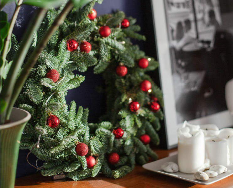 Как украсить комнату к Новому году — 2026: 22 идеи новогоднего