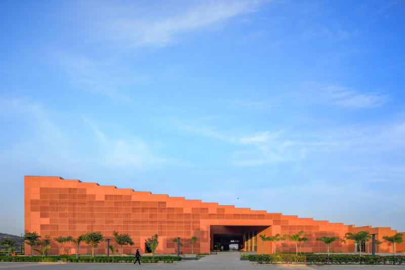 Новое здание университета "Престиж" в городе Индаур, Индия