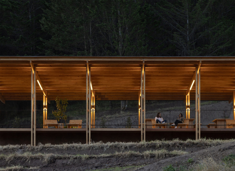 Urlo Studio встраивает велопарковку в склон холма в Эквадоре