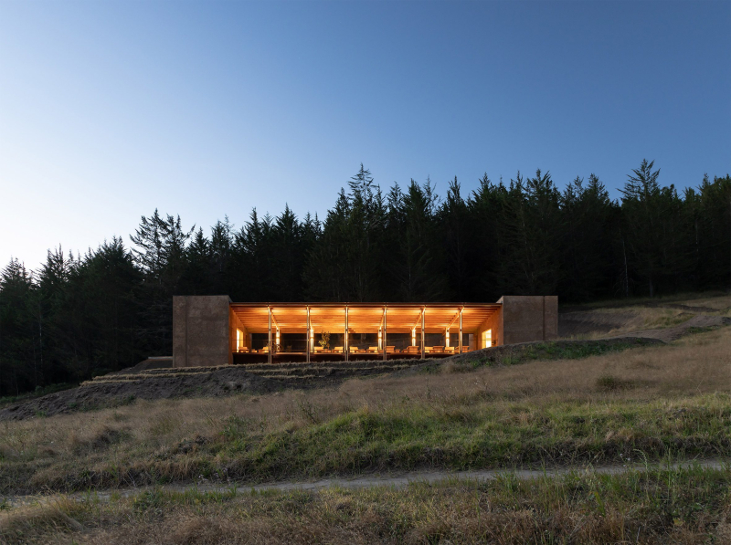 Urlo Studio встраивает велопарковку в склон холма в Эквадоре