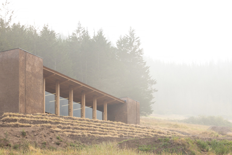 Urlo Studio встраивает велопарковку в склон холма в Эквадоре