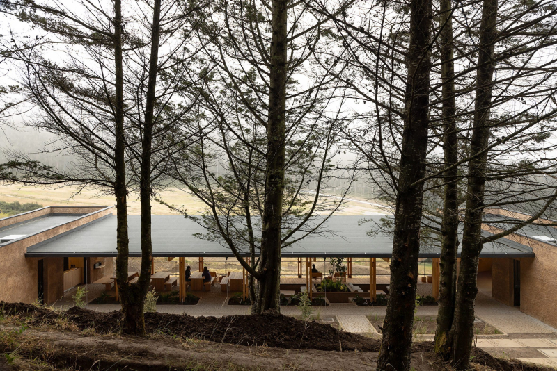 Urlo Studio встраивает велопарковку в склон холма в Эквадоре