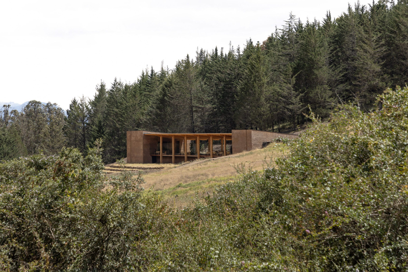 Urlo Studio встраивает велопарковку в склон холма в Эквадоре