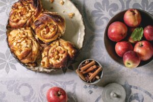 Как приготовить шарлотку с яблоками пышную и высокую